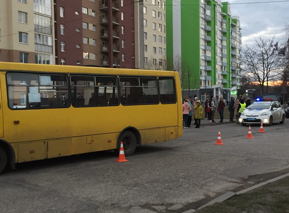 Во Львове маршрутка наехала на школьницу, пострадавшая скончалась Во Львове маршрутка наехала на школьницу, пострадавшая скончалась