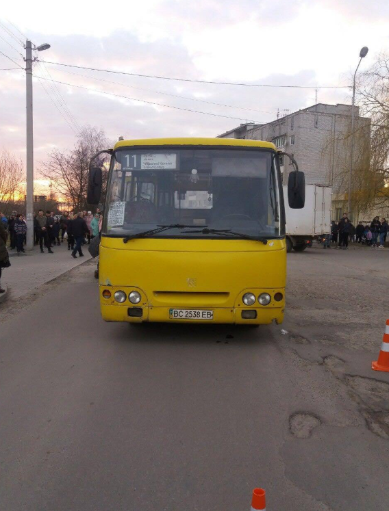 Во Львове маршрутка наехала на школьницу, пострадавшая скончалась Во Львове маршрутка наехала на школьницу, пострадавшая скончалась