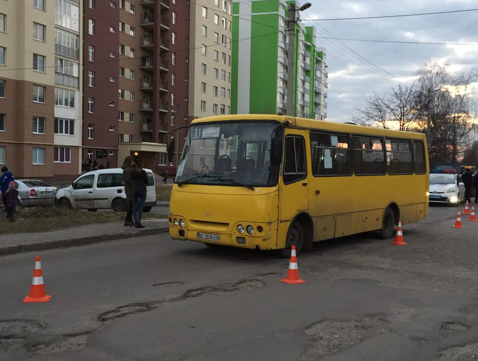 Во Львове маршрутка наехала на школьницу, пострадавшая скончалась Во Львове маршрутка наехала на школьницу, пострадавшая скончалась