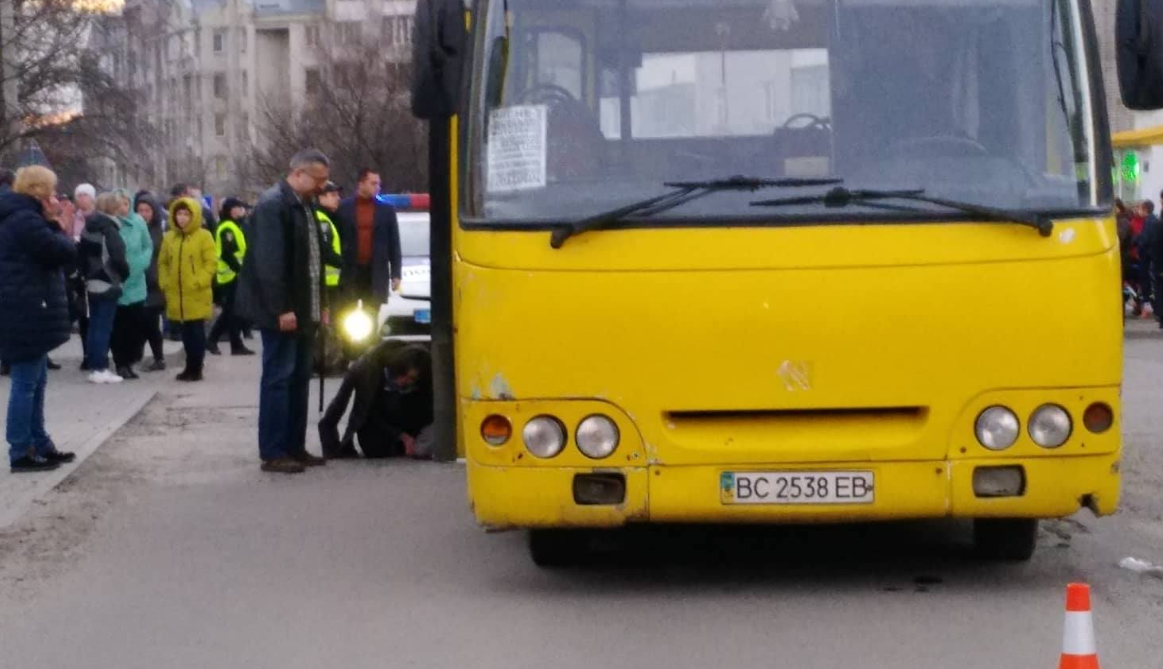 Во Львове маршрутка наехала на школьницу, пострадавшая скончалась Во Львове маршрутка наехала на школьницу, пострадавшая скончалась