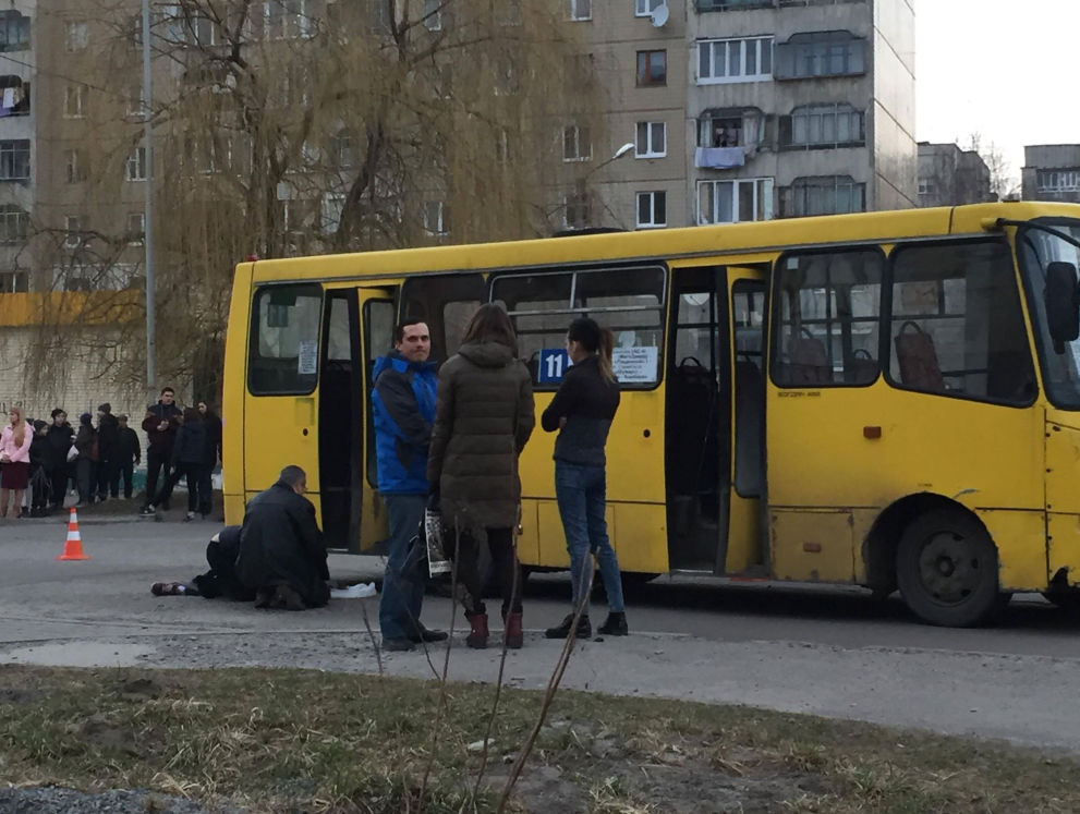 Во Львове маршрутка наехала на школьницу, пострадавшая скончалась Во Львове маршрутка наехала на школьницу, пострадавшая скончалась
