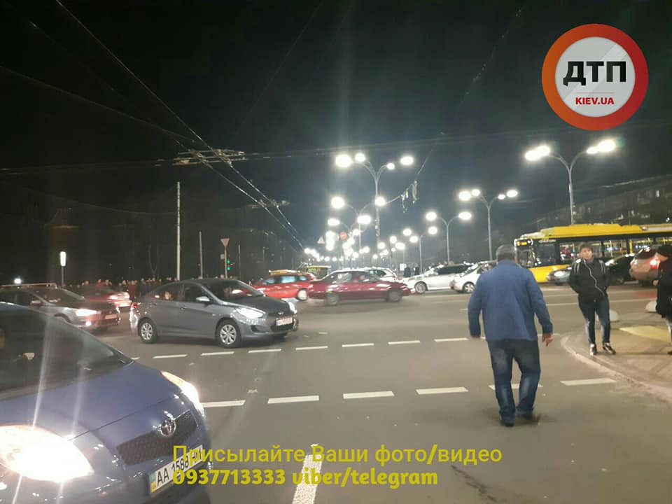 В Киеве автобус проехал на красный и на переходе сбил людей