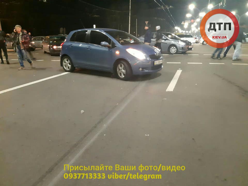 В Киеве автобус проехал на красный и на переходе сбил людей