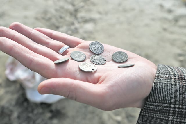 В Киеве нашли клад, в котором были динарии В Киеве нашли клад, в котором были динарии