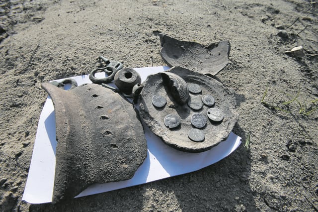 В Киеве нашли клад, в котором были динарии В Киеве нашли клад, в котором были динарии
