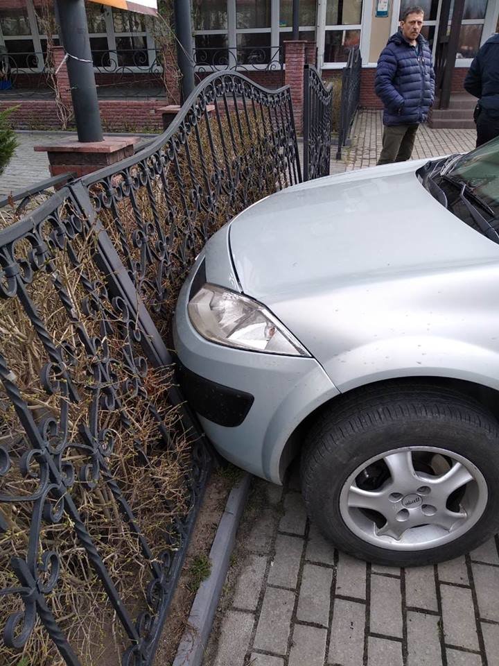В Киеве авто сбило двух 13-летних девочек В Киеве авто сбило двух 13-летних девочек