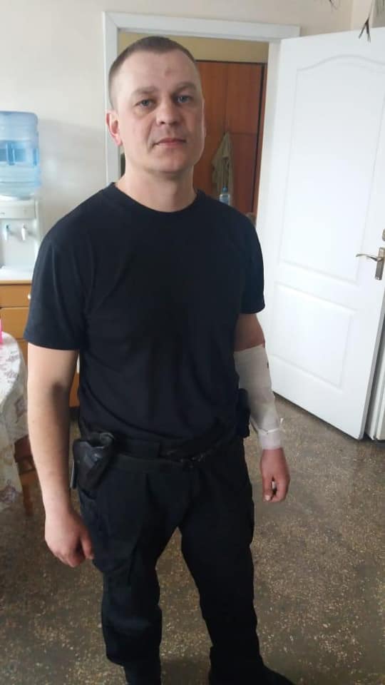 В результате взрыва двое офицеров получили контузию и ранения