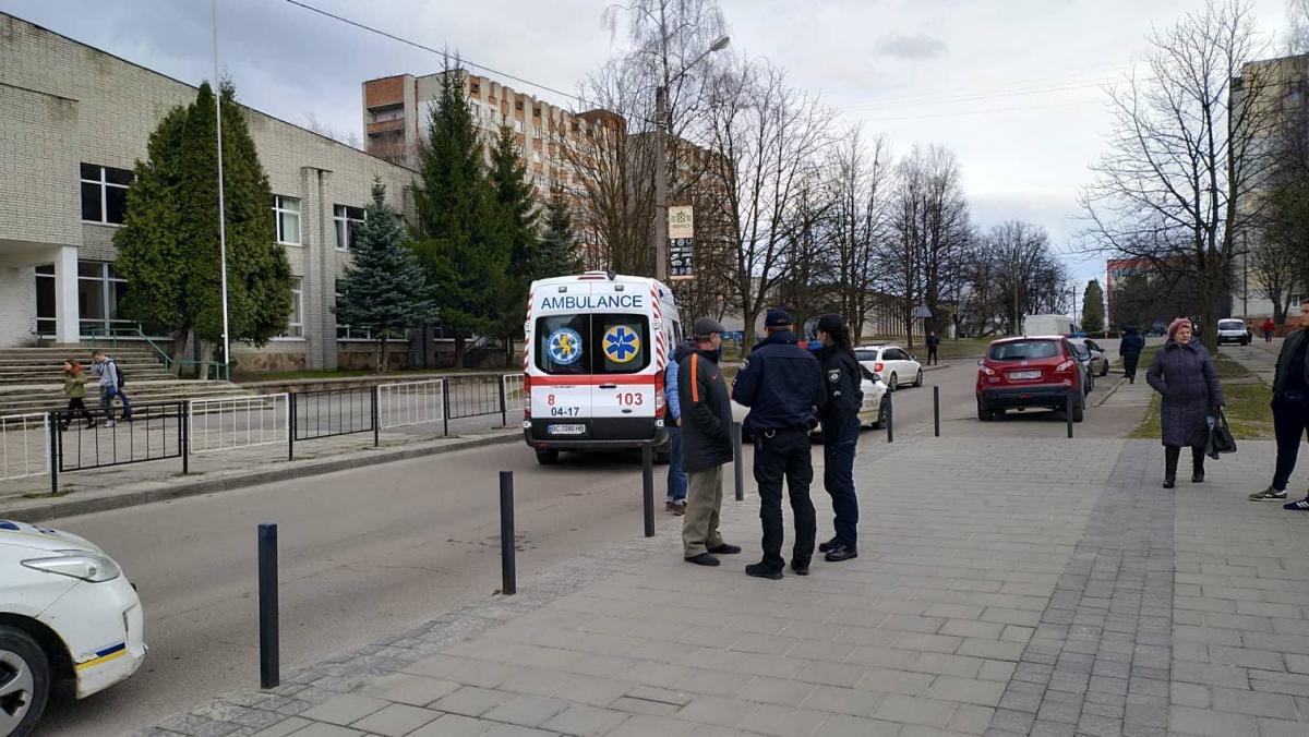 Во Львове легковушка на переходе сбила двух детей, пострадавшие попали в больницу