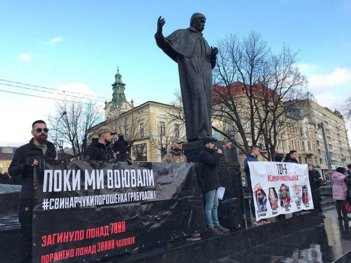 Нацкорпус приехал на встречу Петра Порошенко с избирателями во Львове