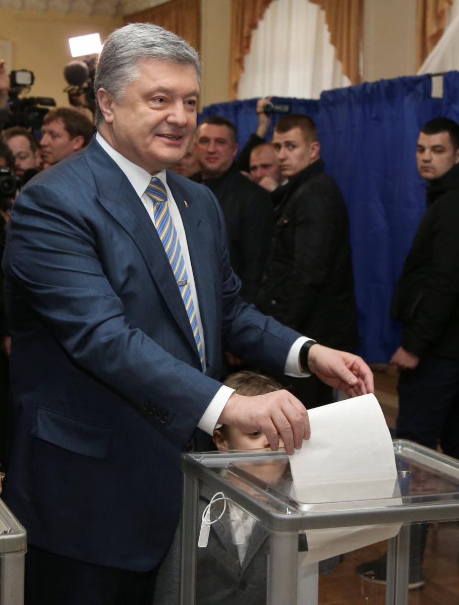 Петр Порошенко проголосовал с женой Мариной и другими членами своей семьи