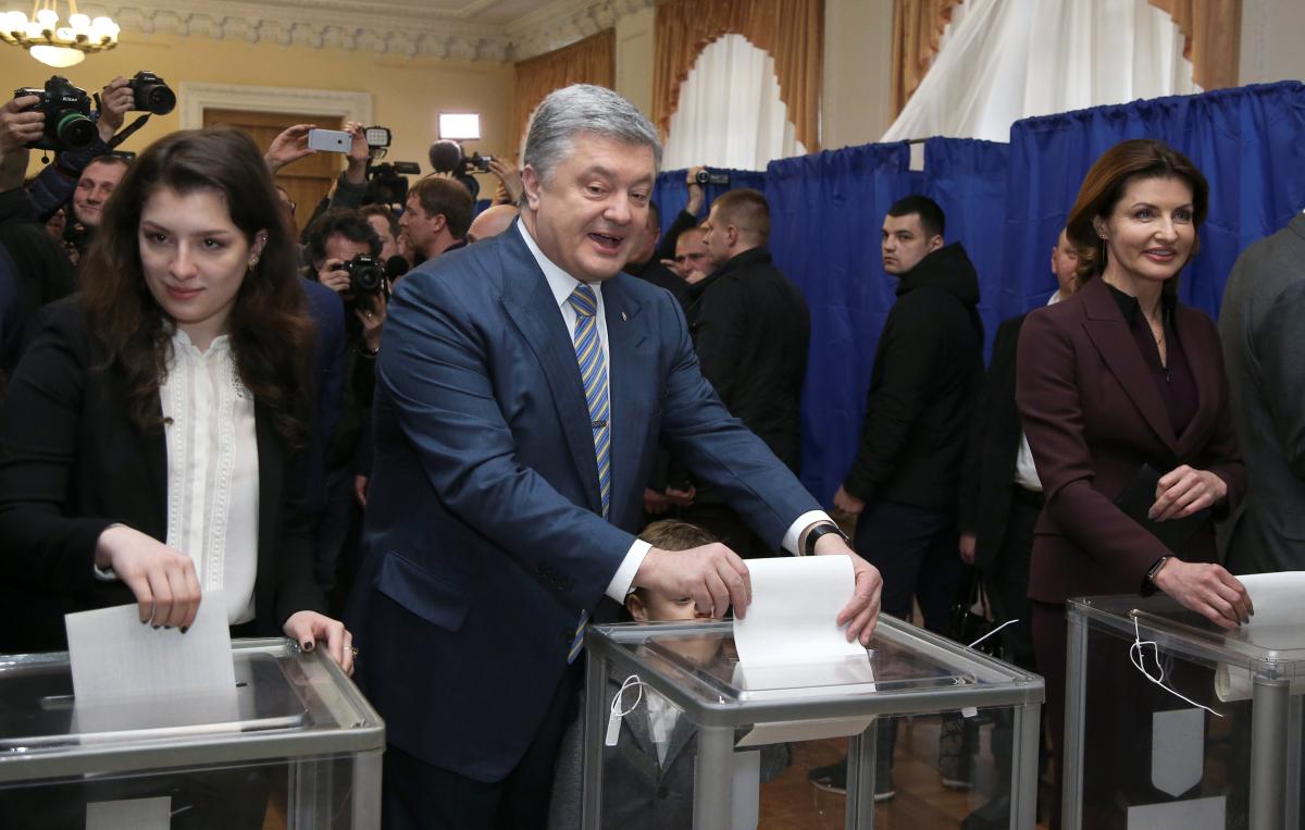 Петр Порошенко проголосовал с женой Мариной и другими членами своей семьи