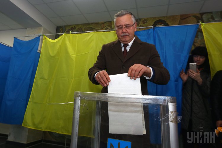 Анатолий Гриценко пришел голосовать вместе с женой — Юлией Мостовой