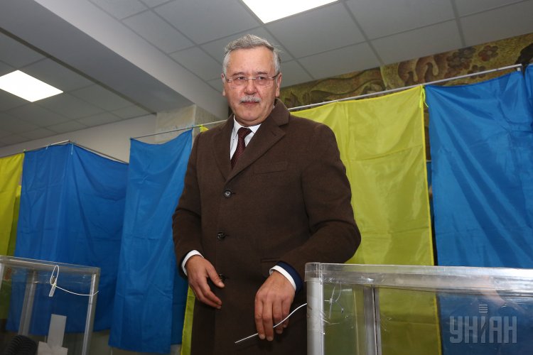 Анатолий Гриценко пришел голосовать вместе с женой — Юлией Мостовой