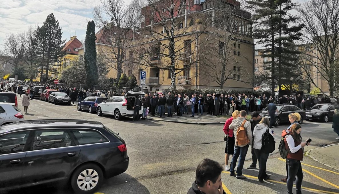 Граждане Украины в очереди на голосование в Праге