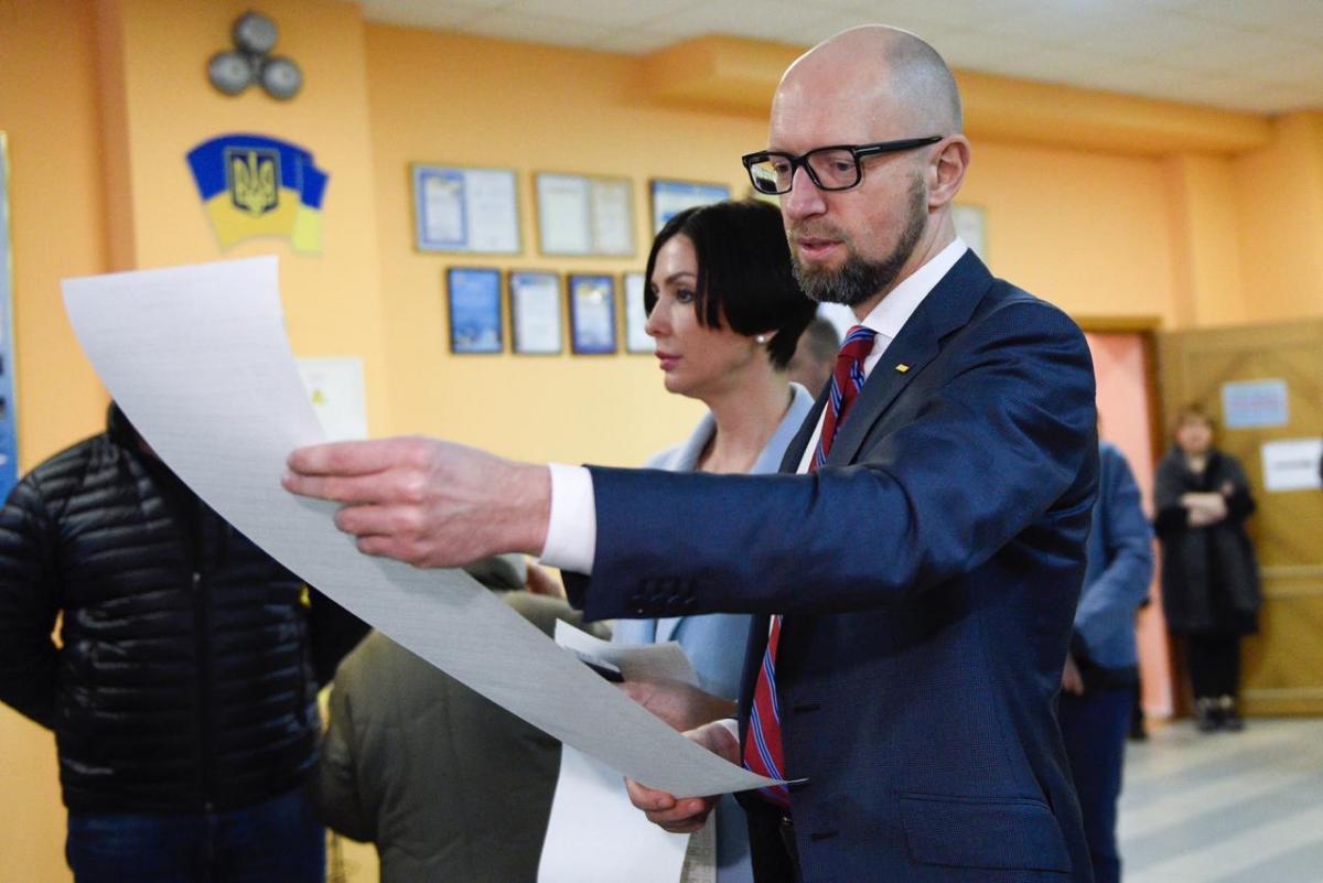 Арсений Яценюк голосовал с женой Терезией 