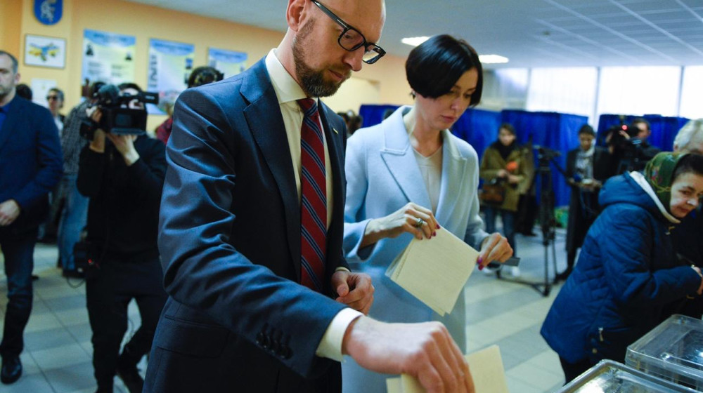 Арсений Яценюк голосовал с женой Терезией 