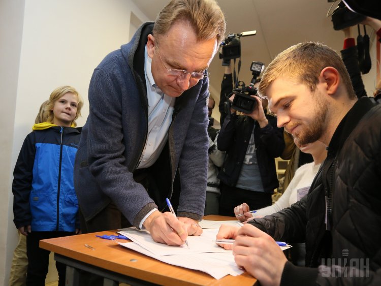 Андрей Садовый пришел на избирательный участок с супругой Екатериной и детьми