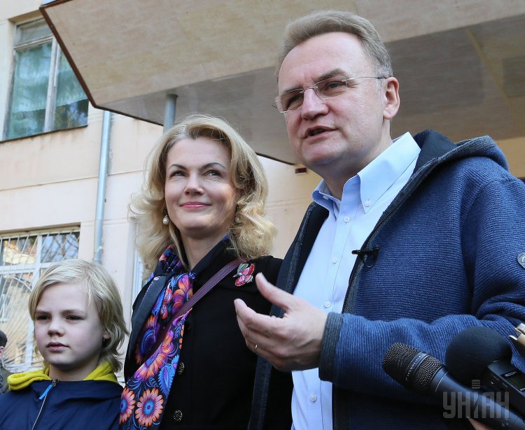 Андрей Садовый пришел на избирательный участок с супругой Екатериной и детьми