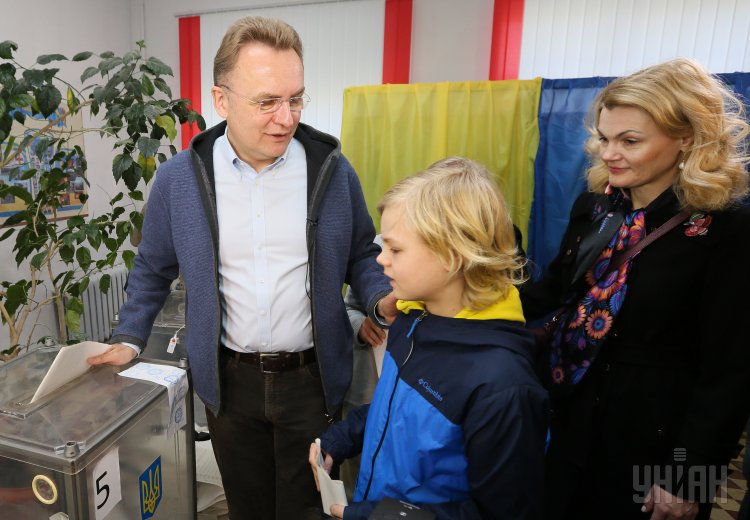 Андрей Садовый пришел на избирательный участок с супругой Екатериной и детьми