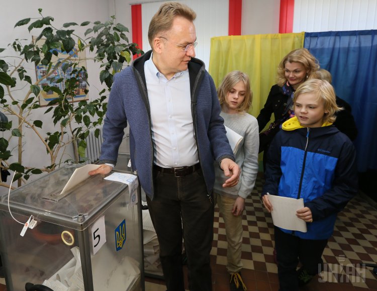 Андрей Садовый пришел на избирательный участок с супругой Екатериной и детьми