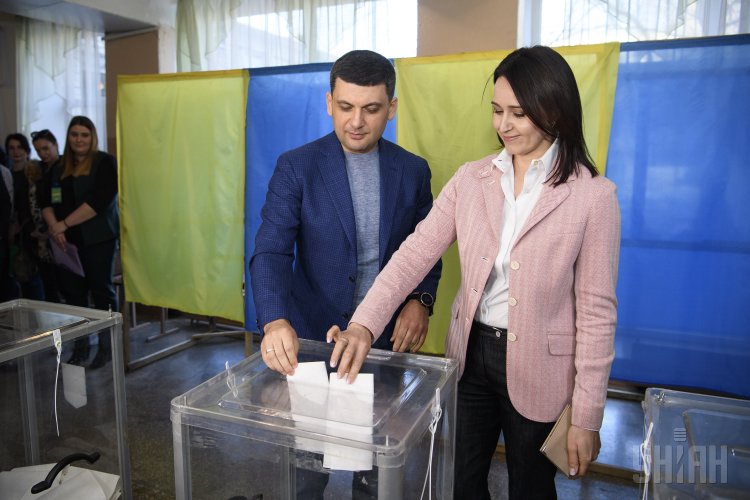 Владимир Гройсман проголосовал вместе с супругой Еленой