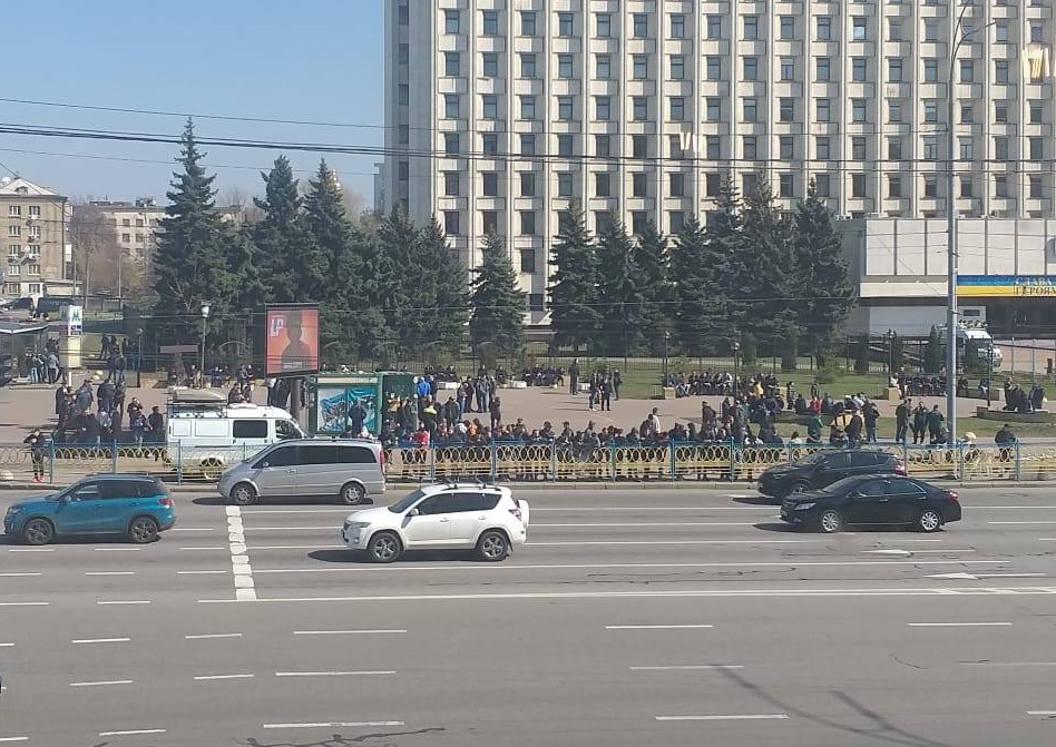 Скопление людей под зданием ЦИК Скопление людей под зданием ЦИК