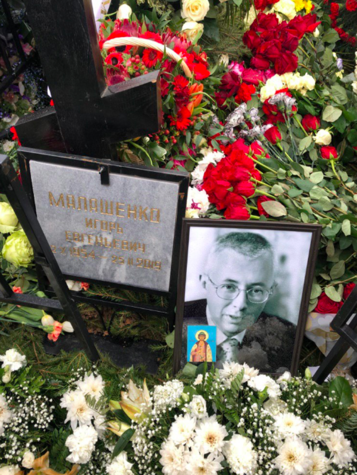 Могила Игоря Малашенко на Троекуровском кладбище