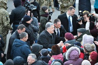 Петр Порошенко не убегал с митинга в Житомире, подчеркнул спикер президента Петр Порошенко не убегал с митинга в Житомире, подчеркнул спикер президента