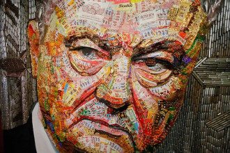 Порошенко стал Лицом коррупции с помощью оберток конфет / Фото: Facebook/ Efrem Lukatsky Порошенко стал Лицом коррупции с помощью оберток конфет / Фото: Facebook/ Efrem Lukatsky
