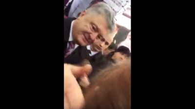 "Он просто озверел": Порошенко хлопнул девушку по лицу "Он просто озверел": Порошенко хлопнул девушку по лицу
