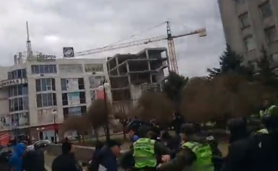 "Убивай его нах*й!" В Херсоне произошла массовая драка между радикалами и ветеранами АТО