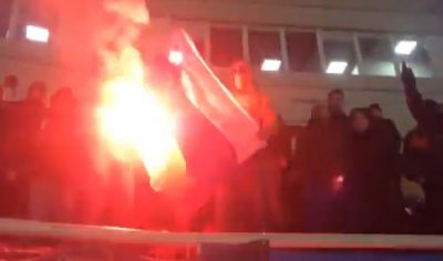 В Одессе на трибунах стадиона сожгли флаг России / Скриншот/@Ultras_Shakhtar