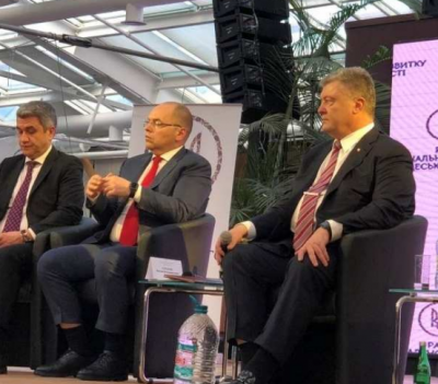 "Сушняк?" В Сети потроллили Порошенко с 5-литровой бутылью воды