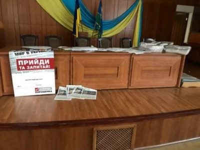 На Киевщине в горсовете нашли кучи агитматериалов за Порошенко: опубликованы фото