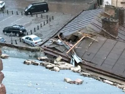 Сваленные крыши и рухнувшие деревья: в Сети показали снимки последствий непогоды в Украине