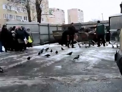 "Когда мусорки покажут дно, начнут жрать друг друга": появилось видео, как россияне толпятся в очереди к помойке