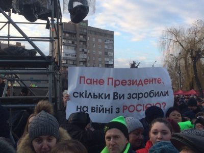 Вырванные плакаты, вопросы о коррупции и оборонке: как Порошенко посетил Ковель
