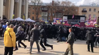 Разгон радикалов на митинге Порошенко в Полтаве / скриншот из видео