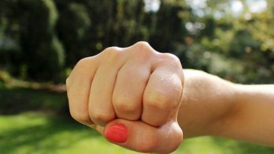 Разборка по-девичьи: В Николаеве школьница избила сверстницу, чтобы не возвращать крупный долг