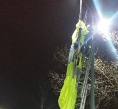 В Киеве мужчина с многоэтажки прыгнул с парашютом 