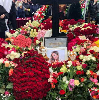 Юлию Началову похоронили возле Игоря Малашенко Юлию Началову похоронили возле Игоря Малашенко