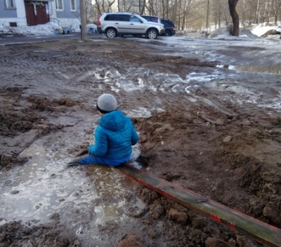 Мальчик шел домой по обычной пешеходной дороге, которая неожиданно превратилась в болото Мальчик шел домой по обычной пешеходной дороге, которая неожиданно превратилась в болото