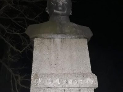 Зарево декоммунизации: на Черниговщине националисты расколотили бюст генералу Ватутину