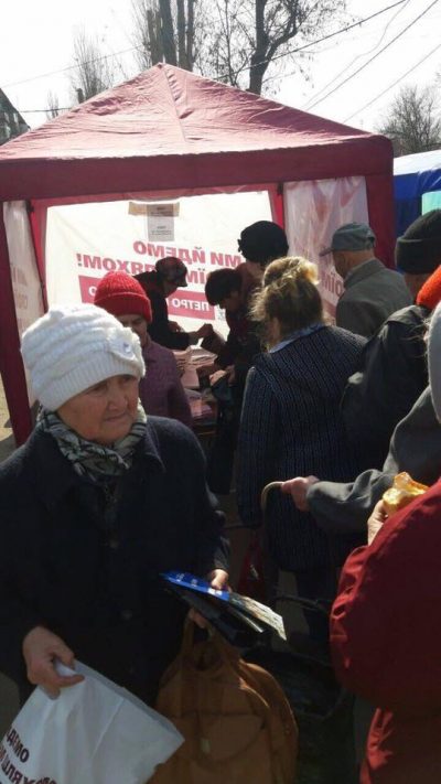 "Хоть бы по рошеновскому торту давал": в Сети возмутились из-за раздачи гречки в Кривом Роге в "день тишины"