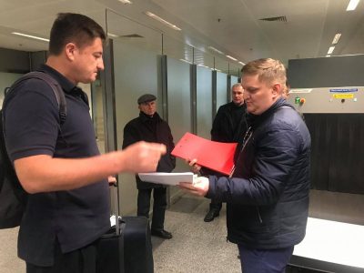 Главе Госрезерва прямо в аэропорту вручили обвинительный акт