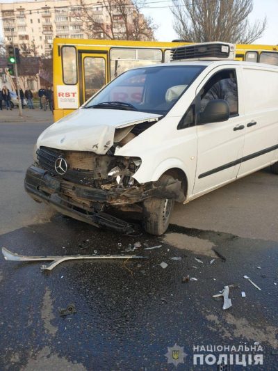 В Одессе авто на еврономерах сбило троих нацгвардейцев, есть жертвы