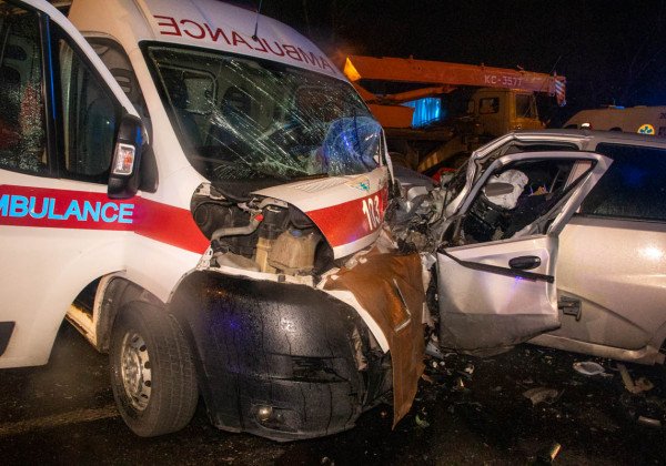 "В легковушке никто не выжил": в Киеве столкнулись авто ЗАЗ и скорая