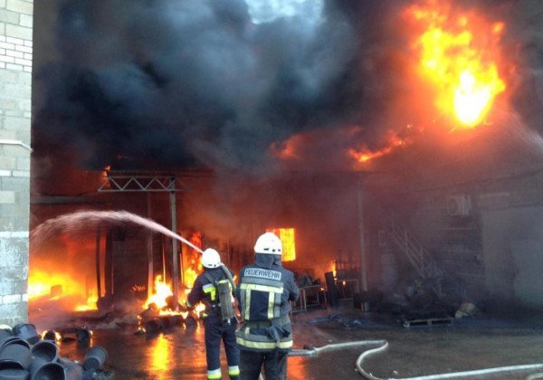 "Горели тысячи квадратов": под Днепром на предприятии произошел серьезный пожар