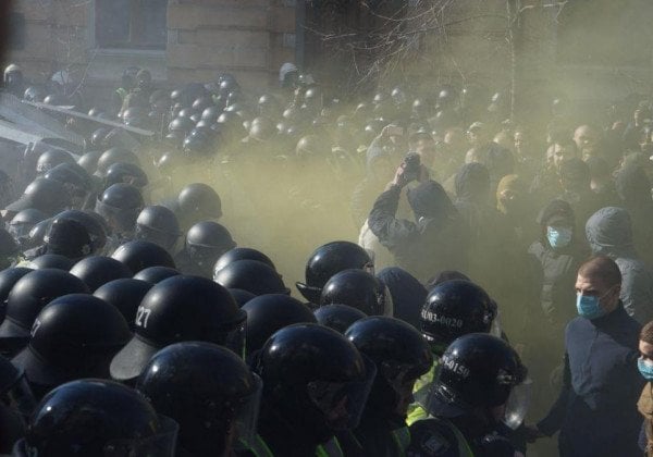 Скандал в оборонке: Нацкорпус пришел под АП и атаковал полицию