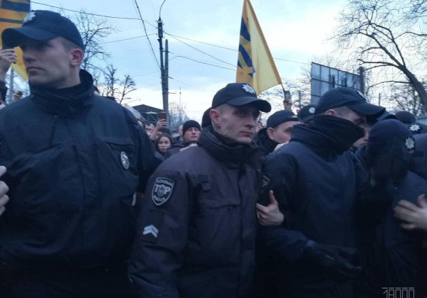 "Президент не сбежит": Нацкорпус достал Порошенко в Черкассах